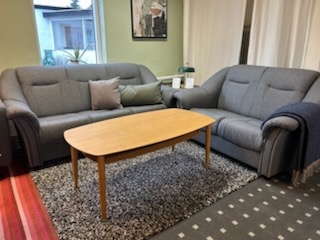 Holstebro sofa | Højrygget grå 2 + 3 pers sofa 