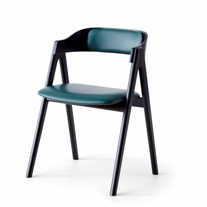 Mette stol | FINDAHL | Sort lakeret med sæde & ryg i grønt læder