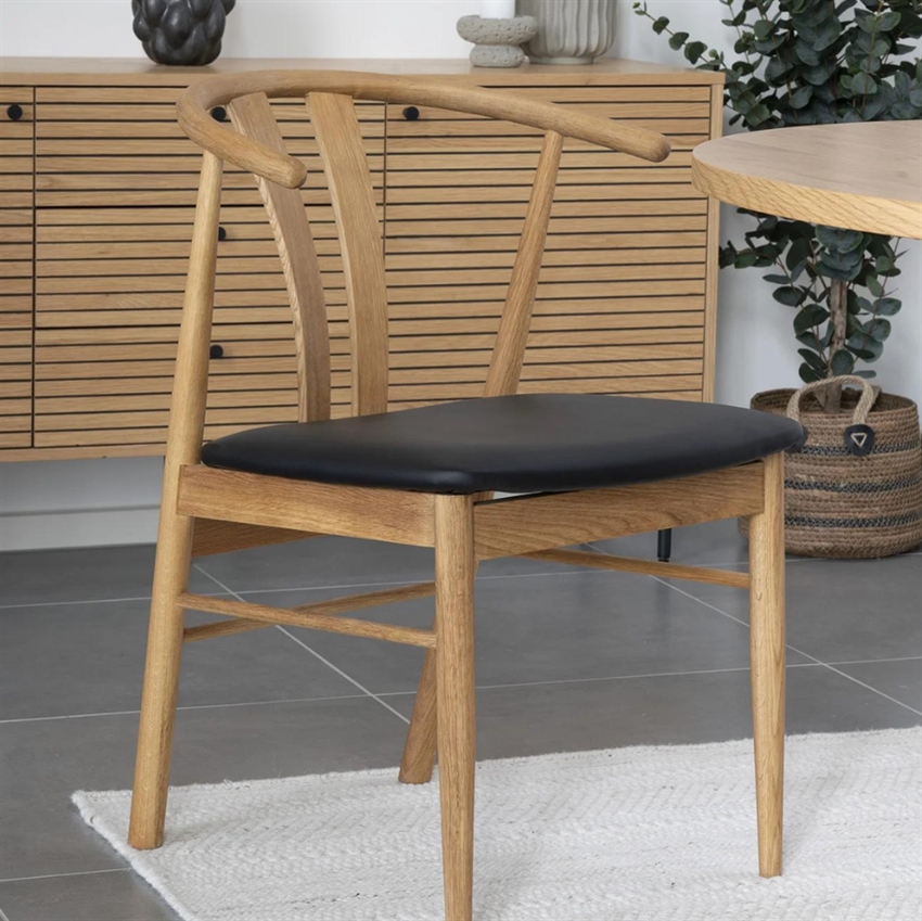 Se Skagen spisebordsstol | Egetræ m. sort sæde hos Møbelsalg