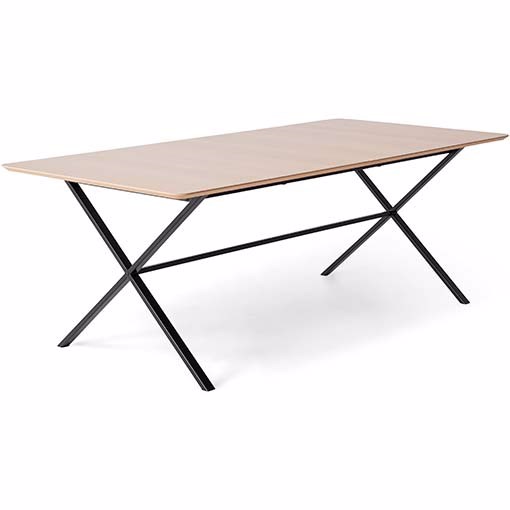 Se Meza by Hammel | Rounded spisebord 210 x 100 cm | Eg finér m. sort krydsstel hos Møbelsalg