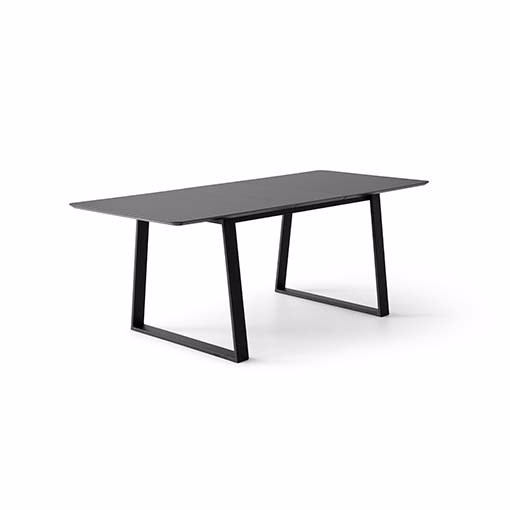 Se MEZA spisebord m. Trapez-stel | 165 x 90 cm | Grafit Fenix/ nanolaminat | Runde hjørner hos Møbelsalg