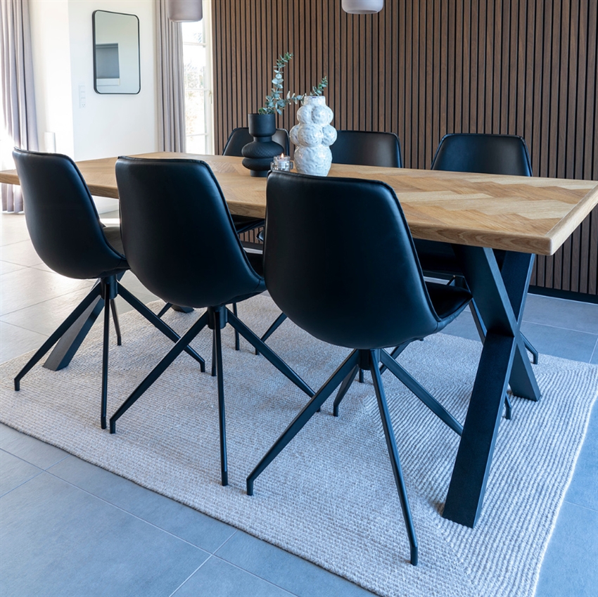 Se Side spisebordsstol med drejesokkel | Sort kunstlæder hos Møbelsalg