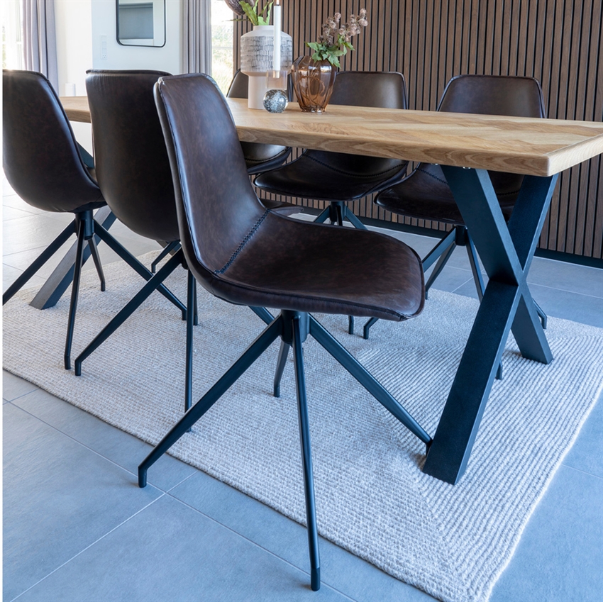 Se Side spisebordsstol med drejesokkel | Brun kunstlæder hos Møbelsalg